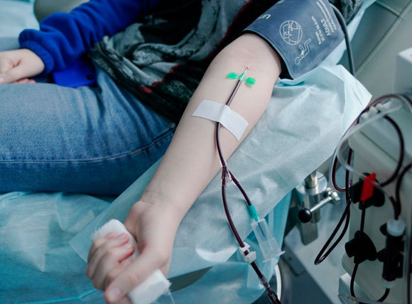 אישה שהחלימה מ-COVID-19 תורמת פלזמה | צילום: Sputnik / Science Photo Library