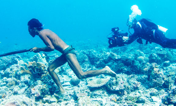 חיים במים. צולל עם ציוד מלא מסריט בן שבט הבז'או מטייל על קרקעית הים | צילום: Science Photo Library