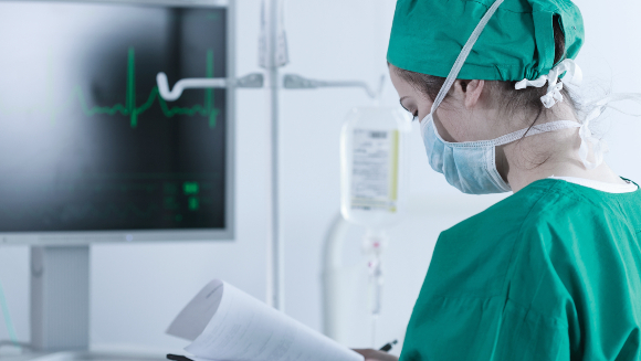 רופאה בוחנת מוניטור של חולה | צילום: Photographee.eu, Shutterstock