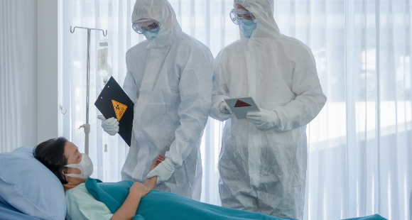 חולת קורונה מאושפזת בבידוד | צילום: Mongkolchon Akesin, Shutterstock