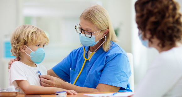 רופאה בודקת ילד | צילום: FamVeld, Shutterstock