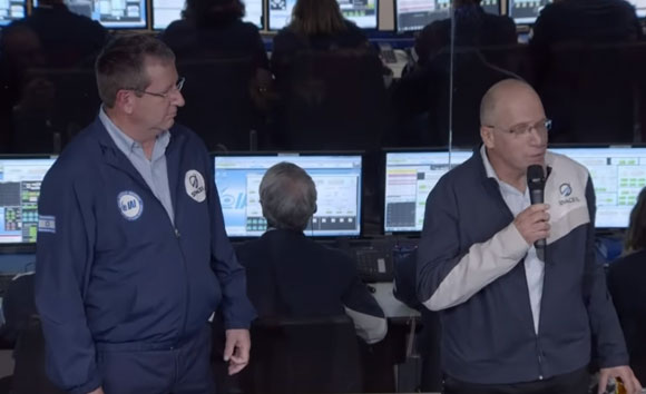 עידו ענתבי (מימין) ועופר דורון על רקע חדר הבקרה בזמן הנחיתה | צילום מתוך סרטון של SpaceIL