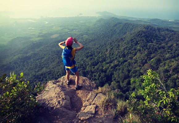 אישה צועקת מראש מצוק | Shutterstock, lzf