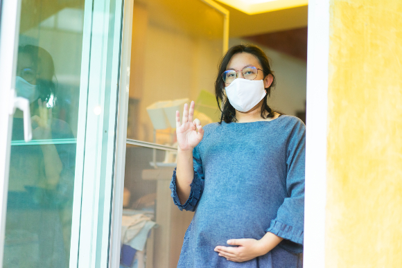 אשה הרה עם מסכת פנים | צילום: MIA Studio, Shutterstock