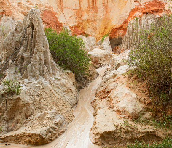 בליית סלעים בקניון האם טיין בויאטנם | Shutterstock, MyImages - Micha