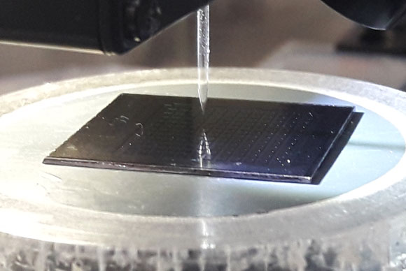 רובוט מזריק את מיצוי התאים ל"בריכות" הניסוי | צילום: איתי נבו