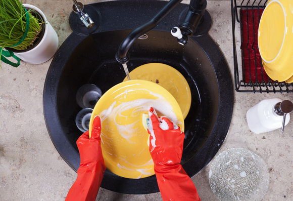 אדם שוטף צלחות בכיור | Shutterstock, Ilike