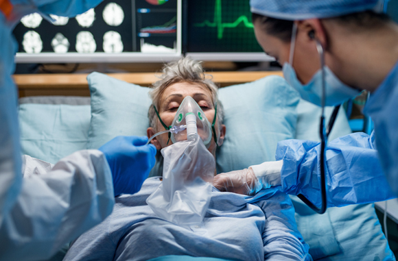 חולת קורונה מקבלת העשרה בחמצן | צילום: Halfpoint, Shutterstock
