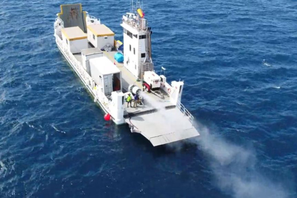 אבטיפוס של "מבהיר העננים" בפעולה על ספינת הניסוי | צילום: Brendan Kelaher/SCU