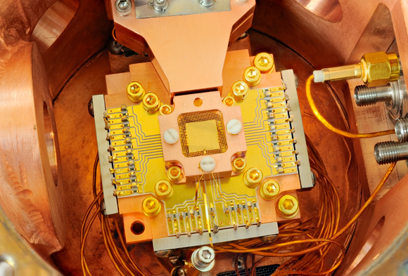 מלכודת יונים המשמשת בחישובים קוונטייים | צילום: Y. COLOMBE / NATIONAL INSTITUTE OF STANDARDS AND TECHNOLOGY / SCIENCE PHOTO LIBRARY