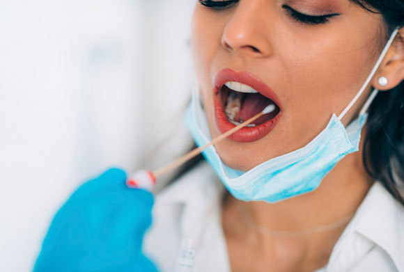 אילוסטרציה של לקיחת דגימה לבדיקת קורונה | Microgen Images, SPL