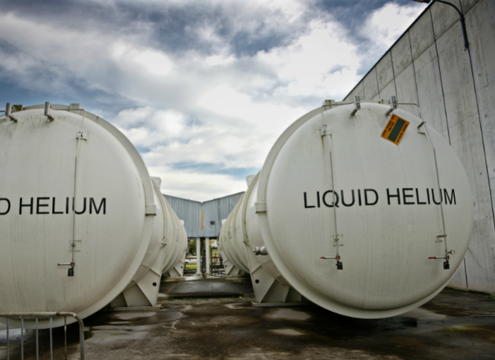 היסוד השני הכי נפוץ ביקום, אבל הרבה פחות נפוץ על כדור הארץ. מכלי הליום נוזלי ב-CERN | צילום: Science Photo Library