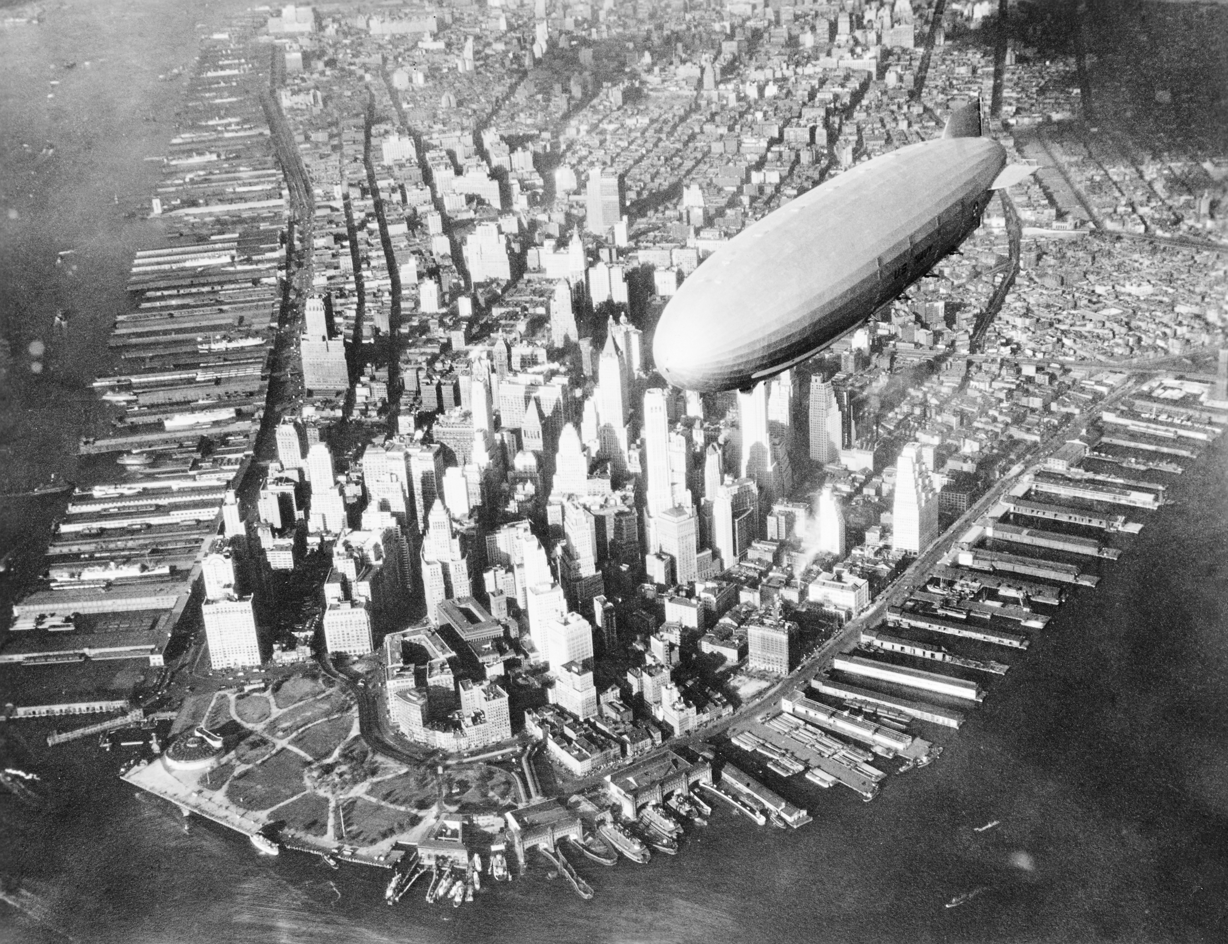 היה חשש כי ההליום יאזל בעקבות השימוש בספינות אוויר. "אקרון" בשמי מנהטן בשנות ה-30 | צילום: Science Photo Library