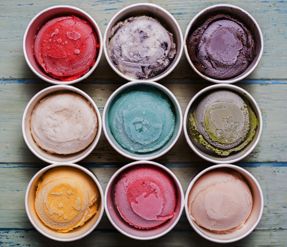 גלידה בטעמים שונים עם גבישי קרח | Shutterstock