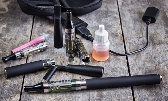 סיגריות אלקטרוניות פולטות חומרים רעילים. ערכת אביזרי עישון | צילום: Shutterstock