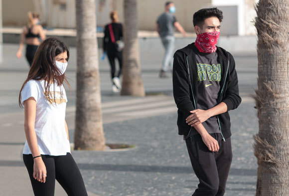 בני נוער בטיילת של תל אביב | צילום: Furmiga Stock, Shutterstock