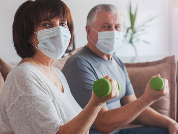 זוג מבוגר מתאמן | צילום: Gladskikh Tatiana, Shutterstock