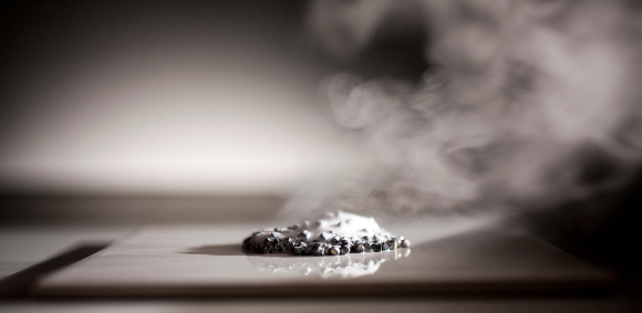 תגובה כימית מסוכנת. ליתיום גורם להתלקחות במגע עם מים | צילום: Science photo Library