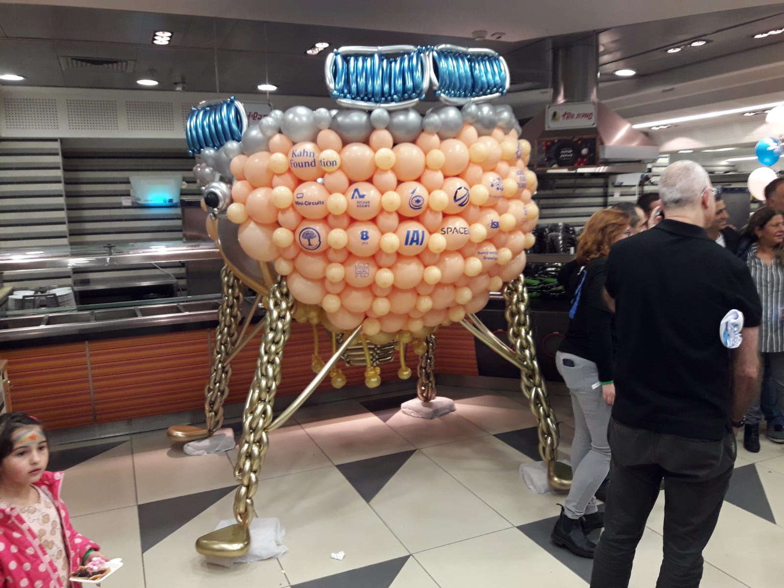 חוגגים עם בלונים את ההצלחה. דגם של "בראשית" עשוי כולו מבלונים צבעוניים במתחם התעשייה האווירית | צילום: איתי נבו