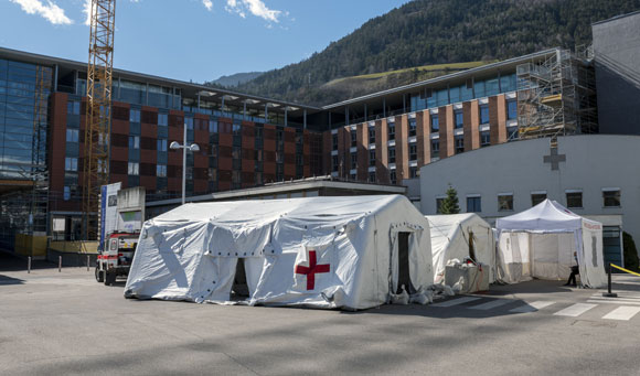 בית חולים שדה בעיירה בוצן באיטליה | צילום: faboi, Shutterstock