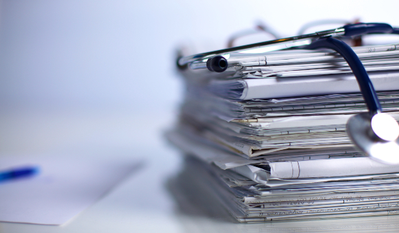 ערמה של מאמרים רפואיים | צילום אילוסטרציה: Micolas, Shutterstock