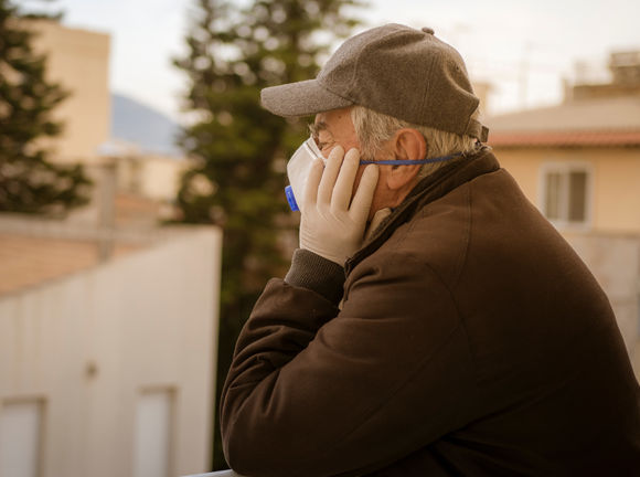 בעשורים האחרונים אנו עדים לעלייה ניכרת במספר האנשים בעולם כולו שחשים בדידות. יש אפילו חוקרים שמכנים את הבדידות "המגפה של התקופה המודרנית". ההסגר בעקבות מגפת COVID-19 מאלץ אותנו להישאר יותר בבית, לשמור על ריחוק פיזי מאנשים אחרים, להימנע מקירבה וממגע אנושי, ולהמעיט ככל האפשר במפגשים פנים אל פנים. לטענת חוקר מדע המדינה דיוויד פריס (Faris) מאוניברסיטת רוזוולט בארצות הברית, אנחנו עורכים כעת ניסוי נועז – שבודק כמה בידוד נפש האדם מסוגלת לשאת. ימים יגידו מה תהיה ההשפעה ארוכת הטווח של ההסגר הממושך, אך כבר כיום רואים עלייה בפניות למוקדי תמיכה נפשית. סביר להניח שהמגמה הזאת נובעת מההשלכות הפסיכולוגיות של הריחוק החברתי הממושך, כגון דיכאון, חרדה, נדודי שינה ועוד. לא טוב היות האדם לבדו לבדידות יש מחיר כבד, פסיכולוגי ופיזיולוגי גם יחד. מחקר משנת 2017, שבחן את הקשר בין בדידות לבריאות נפשית וגופנית אצל כ-15 אלף גרמנים בגילאי 74-35, הראה כי יש קשר הדוק בין בדידות לדיכאון, חרדה ומחשבות אובדניות. נוסף על כך, אנשים בודדים מעשנים יותר, פונים יותר לקבלת עזרה רפואית, וגם נזקקים לטיפול רפואי יותר מאנשים שלא סובלים מבדידות. מחקר נוסף, שהתמקד בקשר בין בדידות, בריאות ומוות אצל תושבי ארצות הברית מעל גיל 50, הראה כי בדידות היא אחד מגורמי הסיכון למחלות ולמוות.  הקשר בין מנגנונים פסיכולוגיים למנגנונים ביולוגיים עדיין אינו ברור לחלוטין, אך חוקרים רבים מנסים לפצח אותו. מחקר שניסה להסביר איך הבדידות משפיעה על בריאותנו מצא שני מנגנונים פוטנציאליים שעשויים להיות קשורים לכך: פגיעה בתפקודי הלב ושינה לקויה. גם התנהגויות שמזיקות לבריאות ושכיחות יותר במצבי בדידות, כמו עישון, תזונה לא בריאה, צריכת אלכוהול מוגברת וירידה בפעילות הגופנית, יכולות להסביר מדוע הבדידות משפיעה לרעה על בריאותנו, וייתכן שיש אפילו בסיס גנטי לקשר בין בדידות להתנהגויות כאלה. תגית איור: הבידוד מגן מהנגיף, אך הבדידות עלולה להשפיע על בריאות הגוף וגם הנפש | איור: Shutterstock, Ansty עם זאת, יש לשים לב כי קיים הבדל מהותי בין בידוד חברתי לבדידות: כשמדברים על בידוד חברתי מתייחסים למצב הפיזי שבו איננו נמצאים במגע קרוב עם אנשים אחרים. לעומת זאת, בדידות היא מצב תפיסתי סובייקטיבי. יש אנשים שלא יחושו בודדים אפילו אם יימצאו לבד תקופה ארוכה, בשעה שאחרים סובלים מבדידות גם כשהם מוקפים באנשים אחרים. חוקרים מגדירים את הבדידות כתחושה הפסיכולוגית שאנשים מרגישים כשהסביבה החברתית שלהם אינה מספקת את צרכיהם – באיכות הקשרים שהיא מספקת להם, או בכמותם.  מחקר משנת 2011 התייחס להבדל הזה ובדק את ההשפעה של בדידות ושל בידוד חברתי, ביחד ולחוד,  על התנהגויות שקשורות לבריאות, כמו עישון ופעילות גופנית, ועל מדדים של בריאות גופנית, אצל תושבי אנגליה מעל גיל 50. רמת הבידוד החברתי נמדדה באמצעות שקלול של המצב המשפחתי, תדירות הקשרים החברתיים ותדירות הפעילויות החברתיות. תחושת הבדידות נמדדה באמצעות שאלון, כמו גם הרגלי העישון והפעילות הגופנית. הנבדקים עברו גם בדיקת לחץ דם, ונתנו דגימת דם למדידת רמות כולסטרול וסמנים דלקתיים.  ממצאי המחקר הראו שגם בידוד חברתי וגם בדידות קשורים לסיכון גבוה לפעילויות שעלולות להזיק לבריאות. בנוסף, בקרב אנשים עם רמת בידוד חברתי גבוהה יותר נצפו מדדי לחץ דם גבוהים יותר, וכן רמות גבוהות יותר של סמנים דלקתיים. היות שלא מדובר בניסוי מבוקר, אי אפשר להסיק קשר סיבתי בין המשתנים, אך החוקרים מציעים כי ייתכן שבדידות ובידוד חברתי משפיעים על הבריאות באופן בלתי תלוי עקב אימוץ או חיזוק של התנהגויות מזיקות, ושבידוד חברתי עלול לעורר תהליכים ביולוגיים מזיקים שקשורים להתפתחות של מחלות לב. תגית תמונה (גבר מבוגר): אנשים מעל גיל 65 עלולים לחוות בידוד חברתי למשך תקופה ארוכה. גבר מבוגר בבידוד | צילום: Shutterstock, Pit Stock לחזק את הקשרים בישראל ובמדינות רבות אחרות, אסטרטגיית היציאה מההסגר במסגרת משבר הקורונה מתבססת על הפרדה בין אוכלוסיות לפי רמת הסיכון שלהן. אנשים צעירים ובריאים יחזרו כנראה ראשונים לנהל אורח חיים פחות או יותר רגיל, עם פחות הגבלות על התנועה ועל הקשרים החברתיים שלהם. לעומת זאת, אנשים מעל גיל 65 וקבוצות סיכון אחרות יונחו להישאר בבתיהם למשך תקופה ארוכה, שמשכה אינו ידוע עדיין. ואכן יש מומחים שמזהירים מההשלכות הבריאותיות של הסגר ממושך על האוכלוסייה המבוגרת. למרות הקושי, חשוב לזכור שמי שלבד לא חייב להיות גם בודד, ושאפשר לפעול כדי להקל את תחושת הבדידות ואף למנוע אותה לגמרי. חיזוק קשרים חברתיים, במיוחד בעידן שבו אפשר לשוחח ללא מפגש פיזי, יכול להיות המפתח להתמודדות בריאה עם אתגרי התקופה המורכבת שאנו חיים בה.