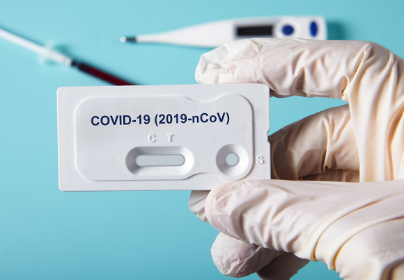 ערכת לבדיקת קורונה | צילום: danielmarin, Shutterstock