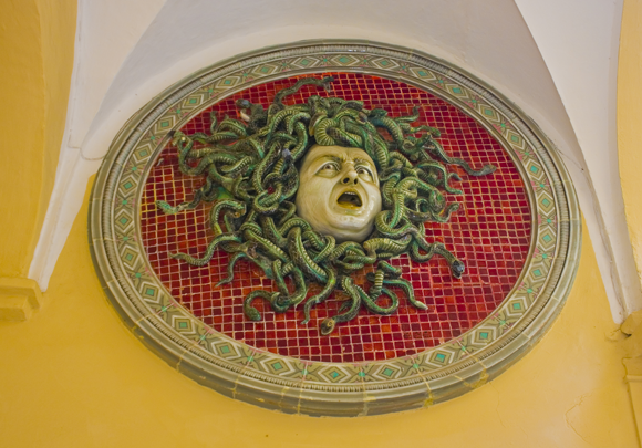 פסל של ראשה של מדוזה במוזיאון בעיר פזארו, איטליה | Shutterstock, lindasky76