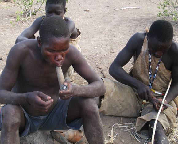 בני שבט ההדזה במנוחה | Shutterstock, kiwiexplorer