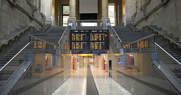 העולם הפך למקום שקט יותר עם צמצום התחבורה. תחנת הרכבת המרכזית במילאנו, איטליה ריקה מאדם | צילום: Paolo Bona, Shutterstock
