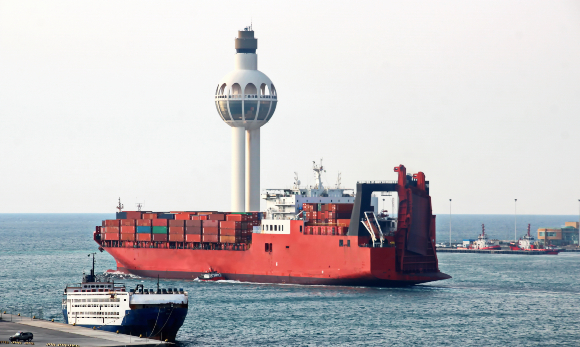 שילוב בין הגזים הטבעיים להגברת השיט עלול לגרום לזיהום אוויר מסוכן. אניית משא בנמל ג'דה בסעודיה | צילום: IVAN KUZKIN, Shutterstock