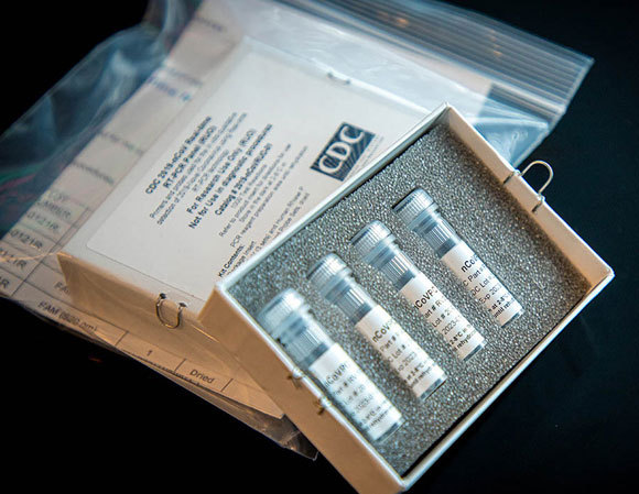 ערכה לבדיקת קורונה של המרכז האמריקאי לבקרת מחלות (CDC), המכיל מגוון ריאגנטים. מקור: CDC, נחלת הכלל