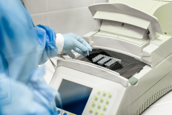  מכשיר לבדיקת PCR | צילום: Oleksii Fedorenko, Shutterstock 