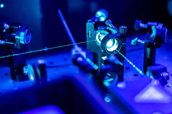 דיוק ונכונות אומדים שניהם את איכות המחקר, אך הם מודדים דברים שונים. לייזר במעבדת פיזיקה | Mike_shots, Shutterstock