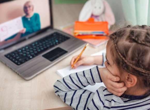 ילדה בשיעור חשבון מקוון | צילום: Maria Symchych, Shutterstock