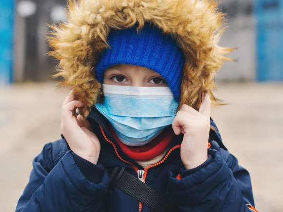  ילד בסין עם מעיל ומסכת פנים | צילום: Volurol, Shutterstock
