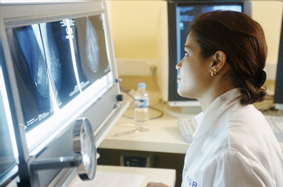 רופאה בוחנת צילומים | צילום: BSIP, RAGUET / SCIENCE PHOTO LIBRARY