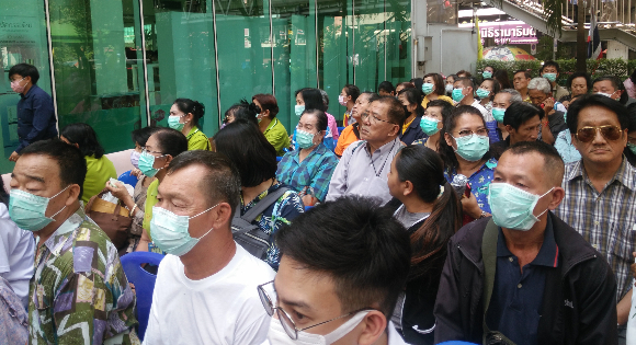 הכלים לחיזוי מגפות עדיין בחיתוליהם. תור לקניית מסכות פנים בבנגקוק, תאילנד | צילום: masaya sripum, Shutterstock