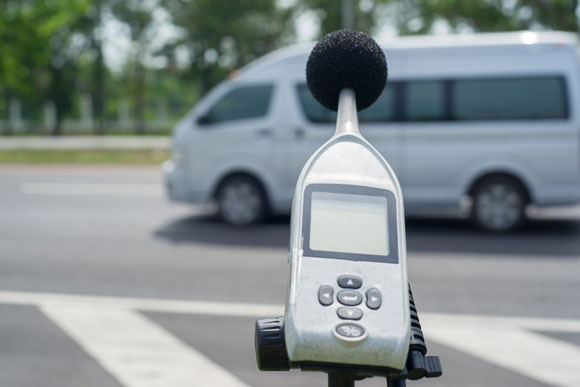 מדידת רעשי תחבורה בעזרת מד דציבלים | צילום: Choksawatdikorn, Shutterstock