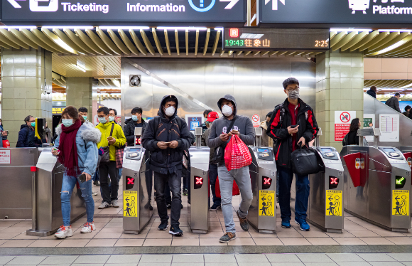 מקווים לפתח חיסון במהרה. נוסעים עטויי מסכות בתחנת רכבת בטאייפה, מחשש להידבקות ב-COVID-19 | צילום: Shutterstock