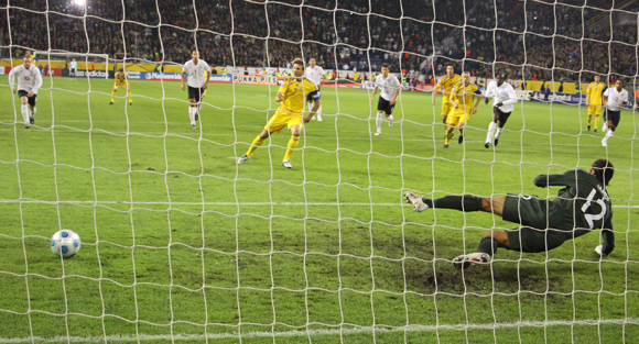 החיכוך עם האוויר ועם הדשא עשוי להשפיע על מעופו של הכדור, ובסופו של דבר להטעות שוערים | צילום: Shutterstock