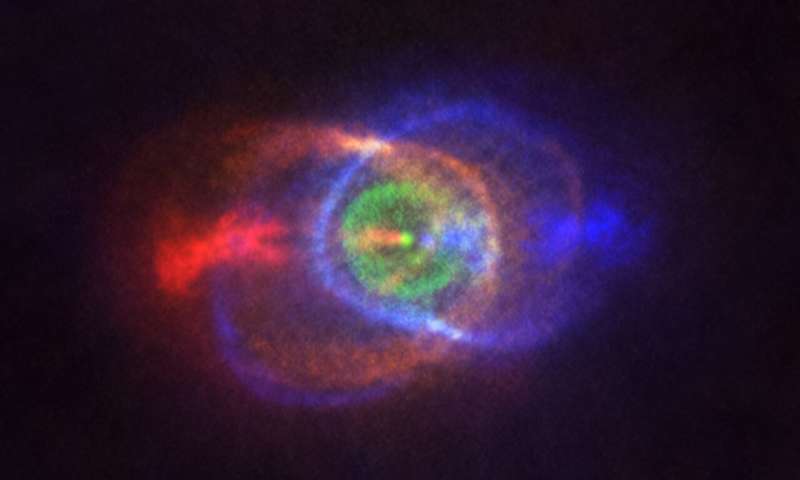 התנועה ופליטת הגזים יצרו מעין ערפילית וסילוני גז סביב שני הכוכבים. צילום: ALMA (ESO/NAOJ/NRAO), Olofsson et al. Acknowledgement: Robert Cumming