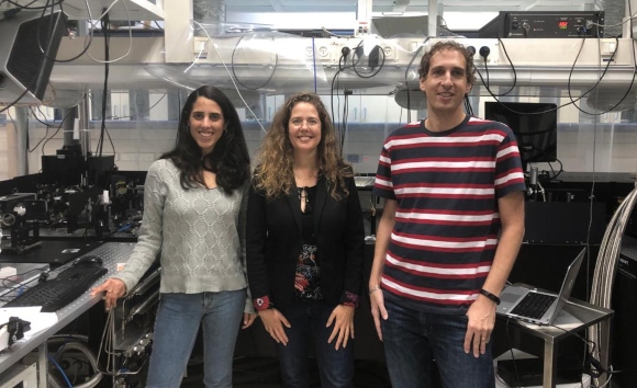 תיעוד בדיוק חסר תקדים. מימין: ברי ברונר, פרופ' נירית דודוביץ' ואיילת ג'ולי אוזן | צילום: מעבדת דודוביץ', מכון ויצמן למדע