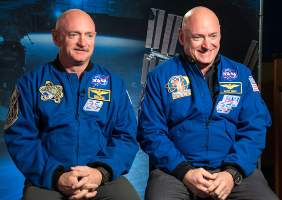 אירוע נדיר ביותר, תאומים זהים אמריקאים ששניהם גם אסטרונאוטים: סקוט (מימין) ומארק קלי| צילום: NASA