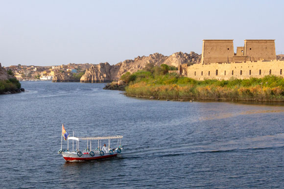 ספינה בנילוס ליד מקדש פילה | צילום: Shutterstock