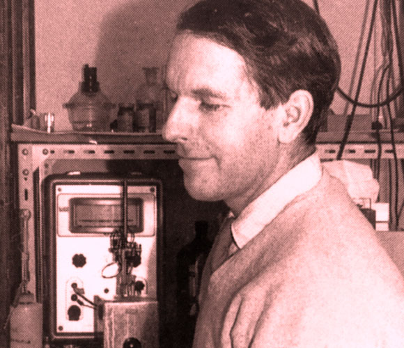 תובנות מרחיקות לכת שסללו את הדרך לשאלות מדעיות רבות ופורצות דרך. סנגר במעבדה | מקור: Science Photo Library