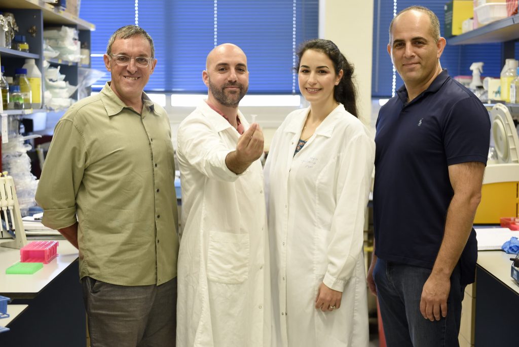 שאלה של יחסים בין הבסיסים. יכיני (משמאל), עם חברי צוות המחקר, רועי עמית, ענבל וקנין וליאון ענבי | צילום: רמי שלוש, דוברות הטכניון
