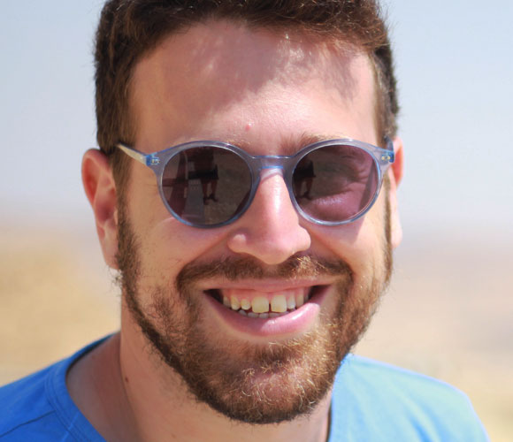 פיזיקה רב גופית, הכוח הגרעיני החזק, רשתות טנזוריות וגם כתיבה ספרותית. ארז זוהר | צילום מאלבום פרטי