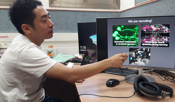 מרכיב מיקרוסקופ אור מיוחד כדי לבחון את פעילות תאי העצב במוח הדגים . קוואשימה במכון ויצמן | צילום: איתי נבו