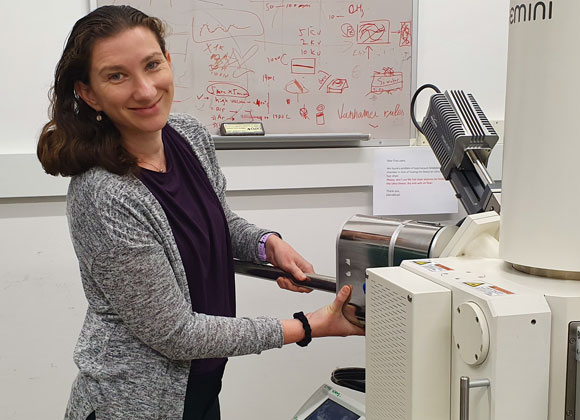 מהנדסה כימית של צבעים לחזית המחקר הביו-רפואי. וידבסקי במעבדה | צילום: נטע ורסנו
